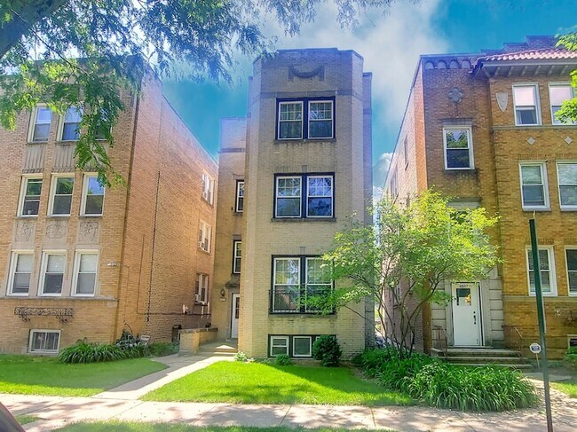 Photo - 4835 Lee St Unit 1