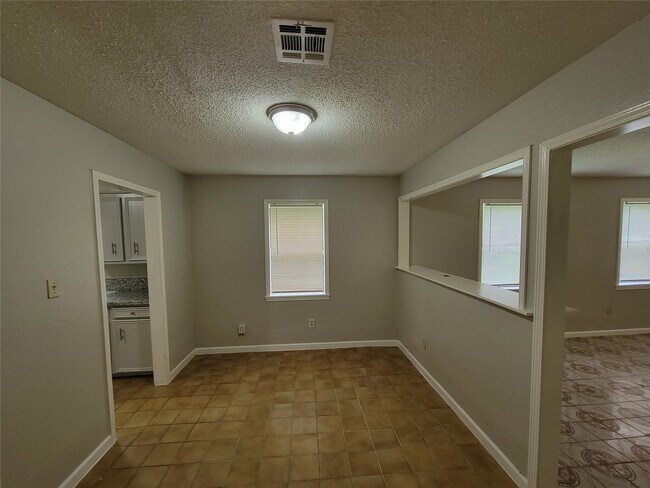 Photo - 2205 Velma St