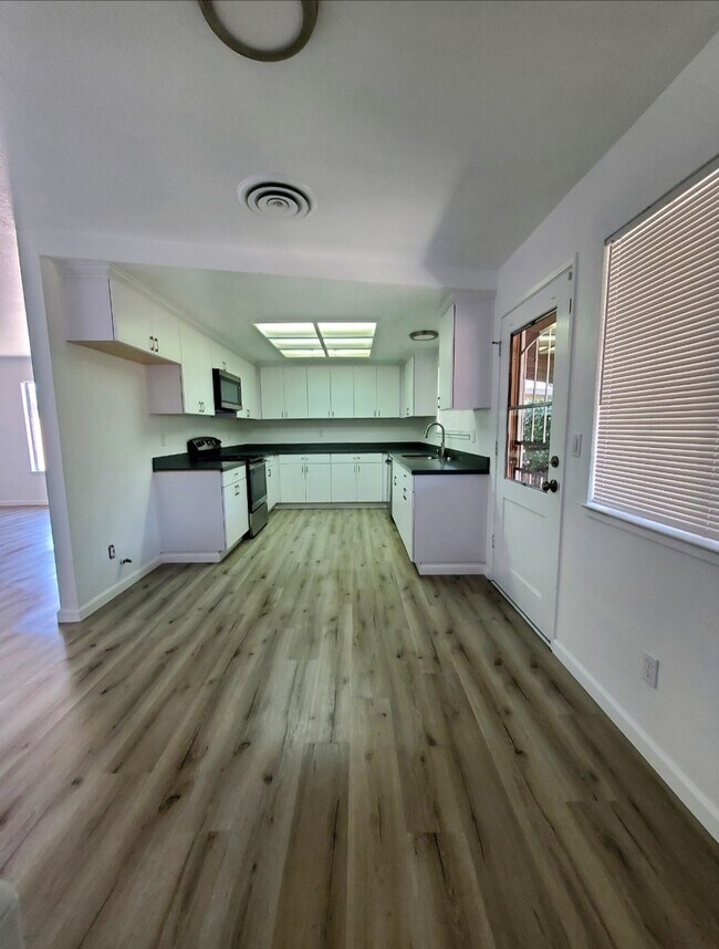 Kitchen - 1601 Elizabeth Ct House Unit C