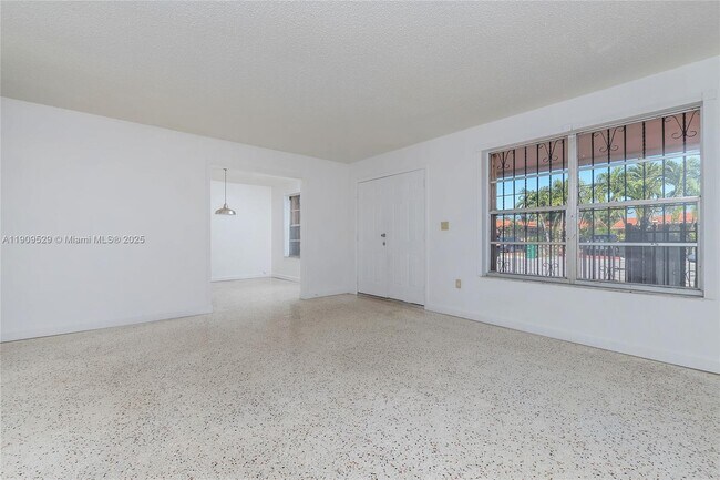 Photo - 3076 SW 17th St Unidad Front