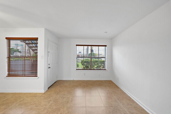 Photo - 2828 61st St