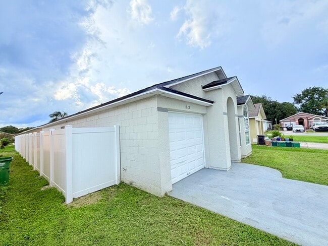 1828 Lacy Ln