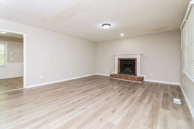 Photo - 3138 Calumet Cir NW