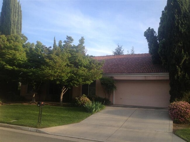 Building Photo - Beautiful Woodward Lake home on a large corner lot.