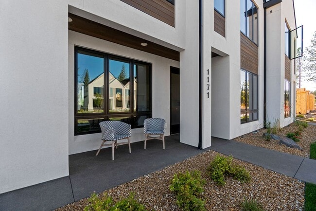Photo - Exquisite Town home living: Bends desirabl...