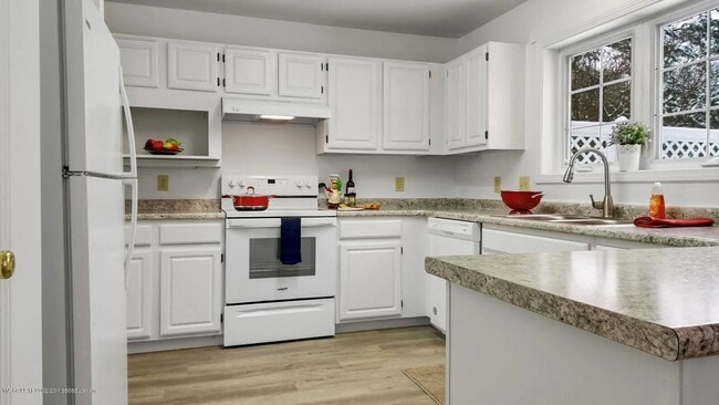 Building Photo - 3BR/2.5BA Townhouse Available July 1st!!! - Great Residential Neighborhood!!