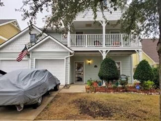 Building Photo - This beautiful home has 4 bedrooms, 2.1 baths and is perfect for an active family. There are thre...