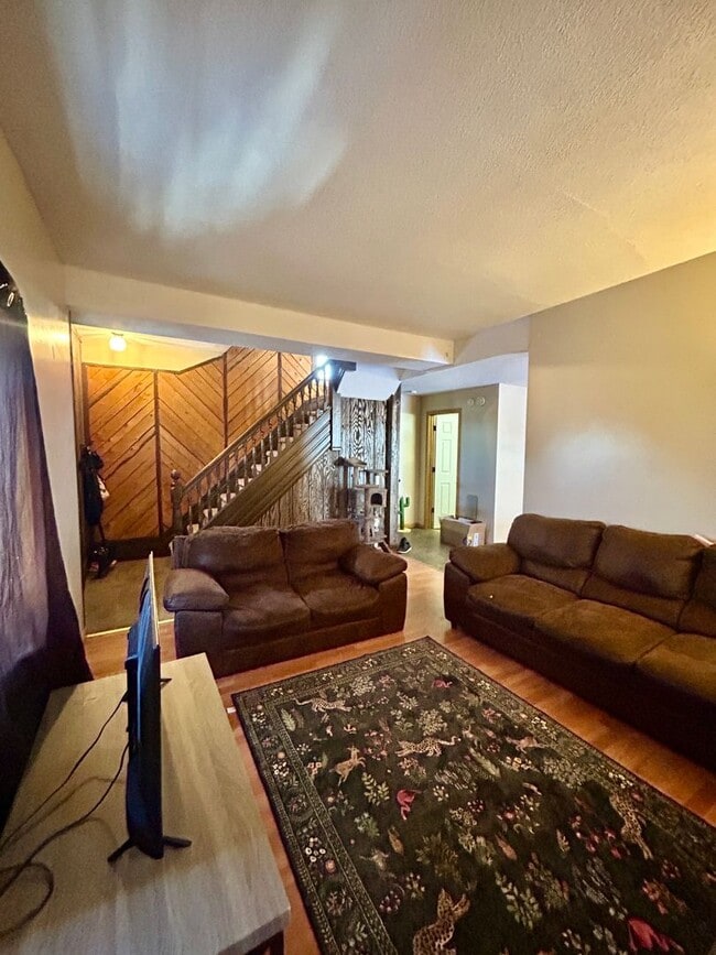 Photo - AVAILABLE FEBRUARY 2 BED 1 BATH W/ Off streat parking !