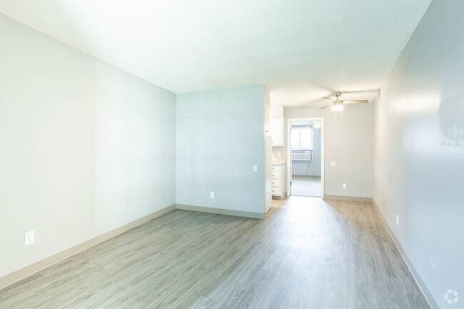 1BR, 1BA - 560SF - Rosecliff Apartments