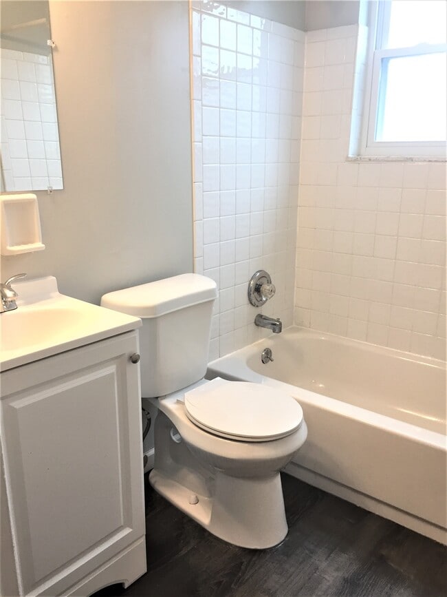 Baño - 1 & 2 Bedrooms at Clearwater Apartments – Comfort & Convenience in Reading!
