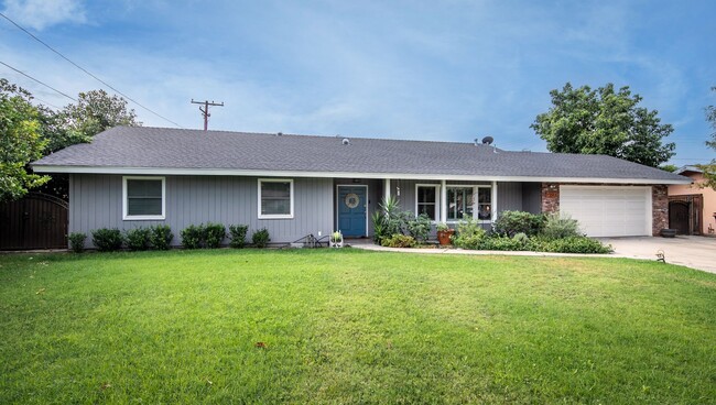 Building Photo - Beautiful Single Story 3 Bedroom with Solar Panels