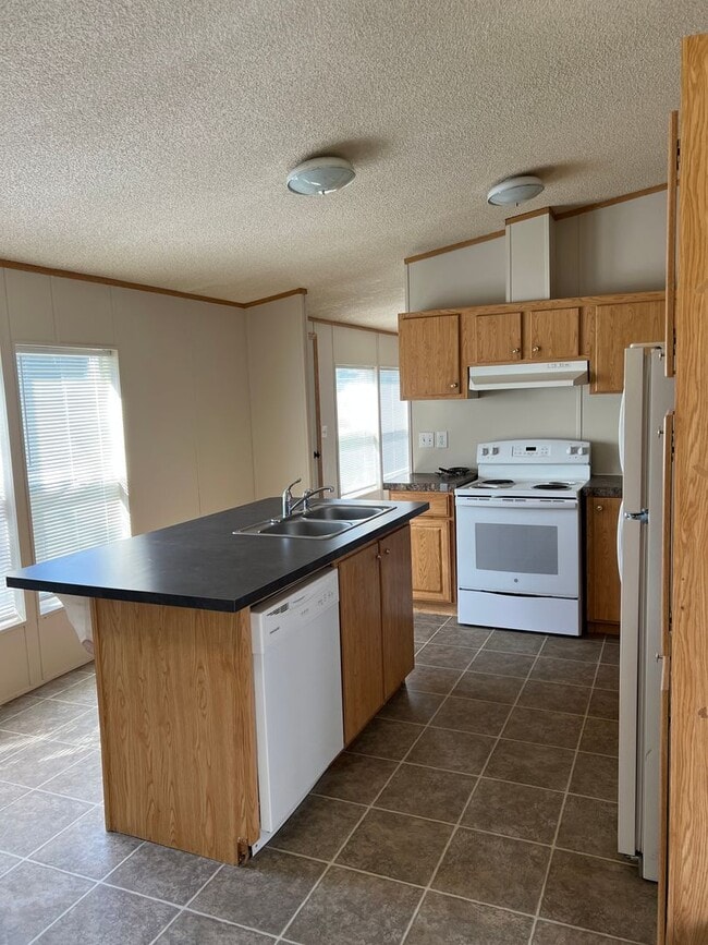 Building Photo - 3 bedroom 2 bathroom close to mall Rental