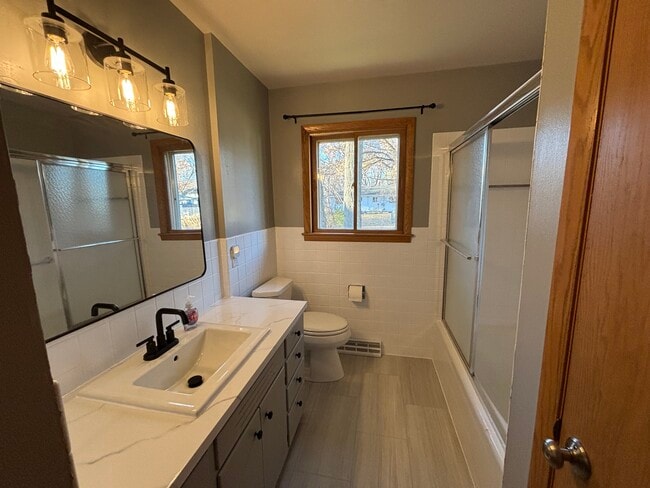 Main bathroom - 4806 Goldfinch Dr