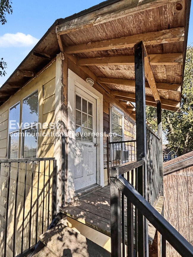 Photo - 203 W Lobit Ave