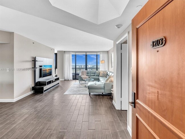 Building Photo - 2000 Island Blvd Unit 1203