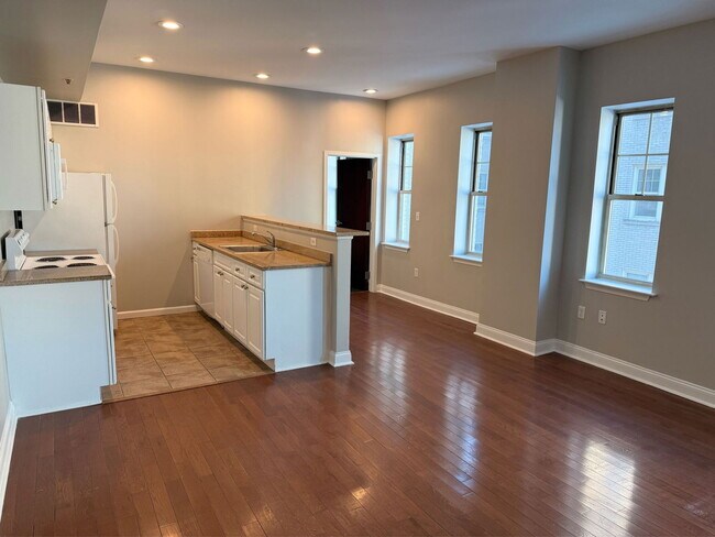 Building Photo - 210 Farmington Ave Unit 302