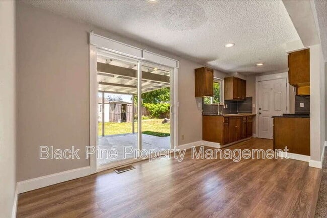 Photo - 404 Mountain View Dr