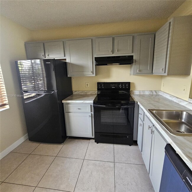 Building Photo - 8540 N Sherman Cir Unit 202