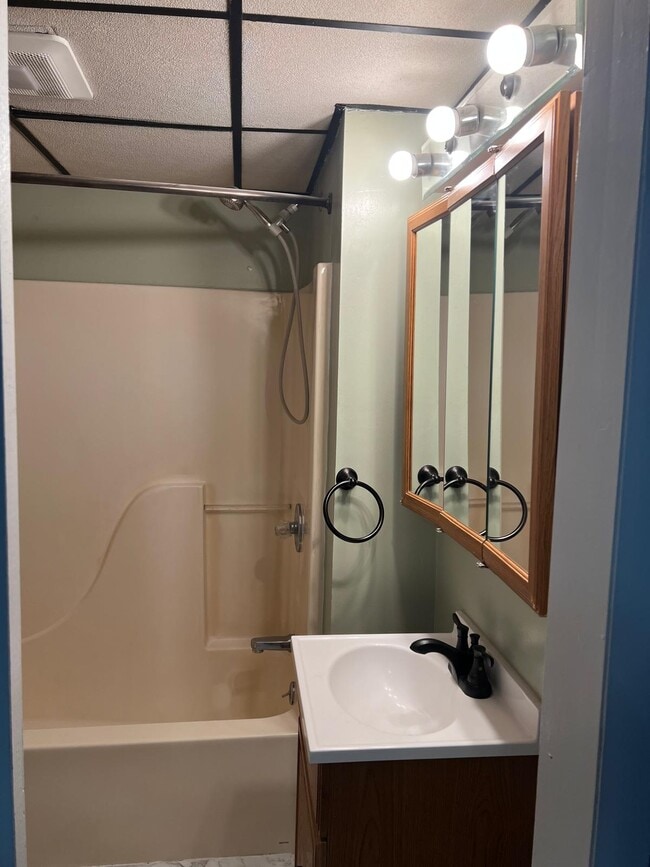 Photo - 2 Tracy St Unit 2 Bedroom