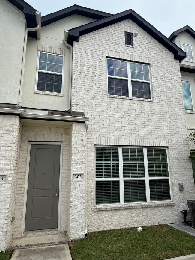 Building Photo - 12400 Greens Rd Unit 302