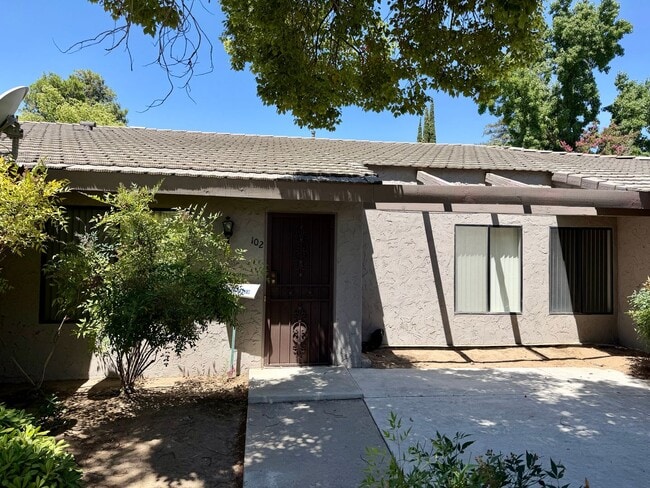 Building Photo - 537 W Escalon Ave Unit 537 W Escalon Ave #102