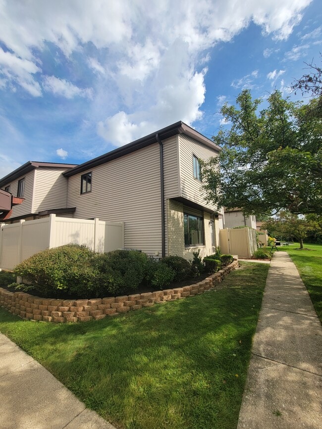 Building Photo - 224 E Woodlawn Rd Rental