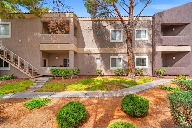 Photo - Pool, Spa, and Putting Green in Amazing Guard Gated 3 Bedroom Condo