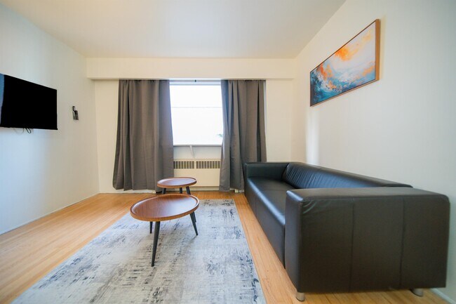 Building Photo - 1925 Nelson St Unit 204