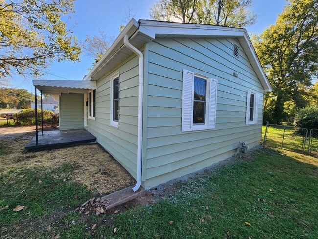 Photo - Spacious 3-Bedroom, 1-Bathroom Home AVAILA...