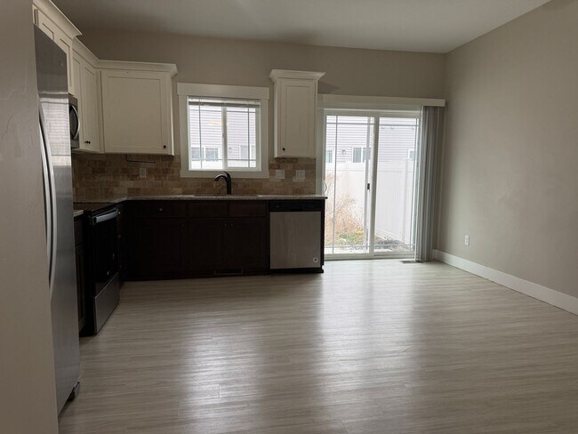 Photo - 690 S Saturn Ave Unit A