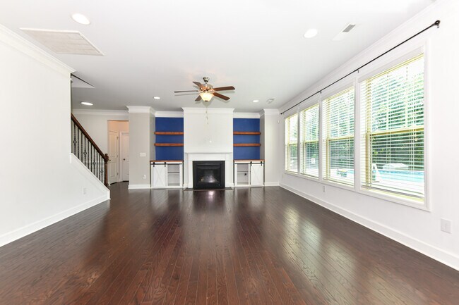 Photo - 406 Fairmile Dr