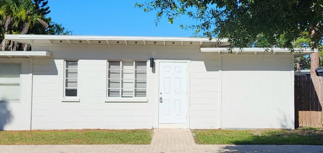 Building Photo - 1579 Avocado Ave Rental