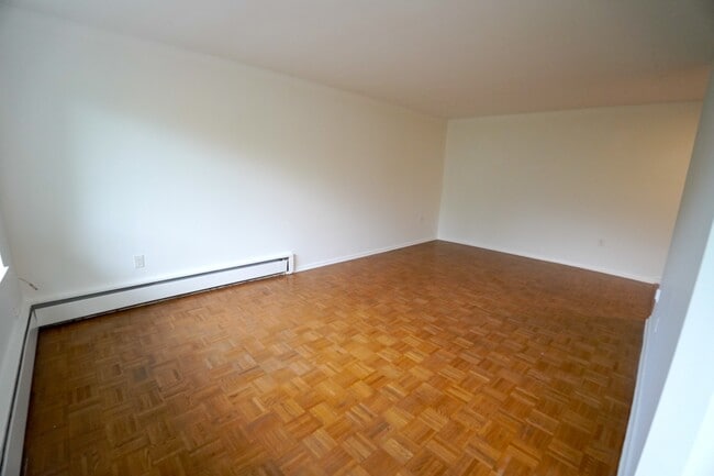 Photo - Spacious 2 Bedroom with in suite laundry and parking Unité 204