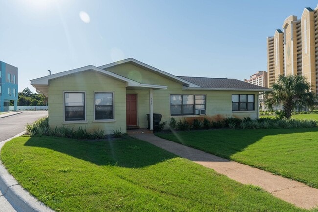 Building Photo - Cute 3-Bedroom Steps from the Sand! Rental