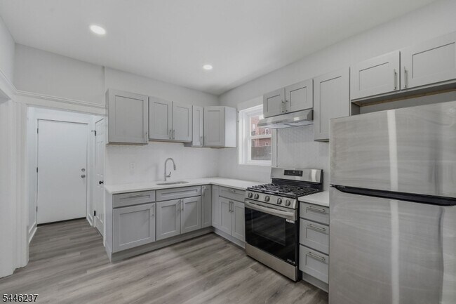 Photo - 489 E 22nd St
