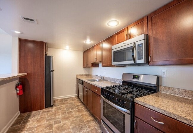 Kitchen-PR (2BD,2BA 1037SF) - Racquet Club Apartments and Townhomes