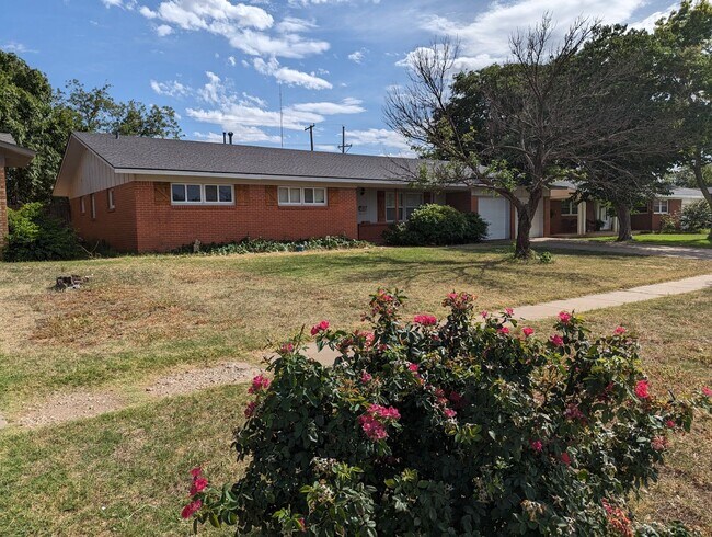 Photo - Large Updated 4 Bedroom Home Off University