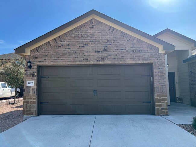 Building Photo - Luxury 3/2 Duplex in Seguin, Texas