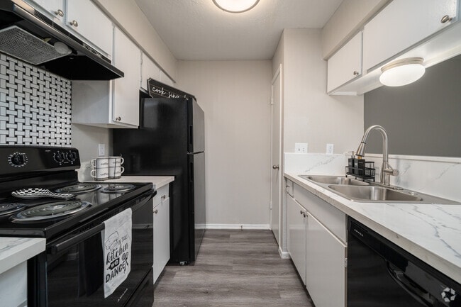 1BR, 1BA - 732SF - Kitchen - Windsor Manor
