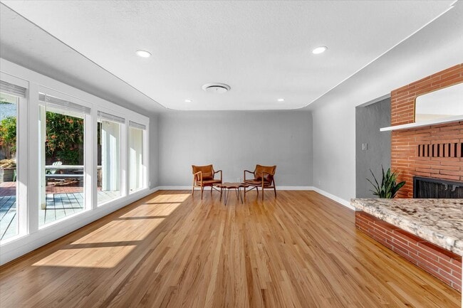 LOS PISOS... madera noble restaurada original - 1132 Walnut Ave