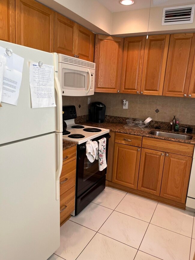 Building Photo - 619 Burgundy N Unit 619
