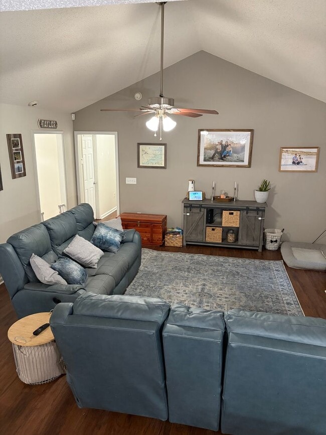 207 Bluebird Ct