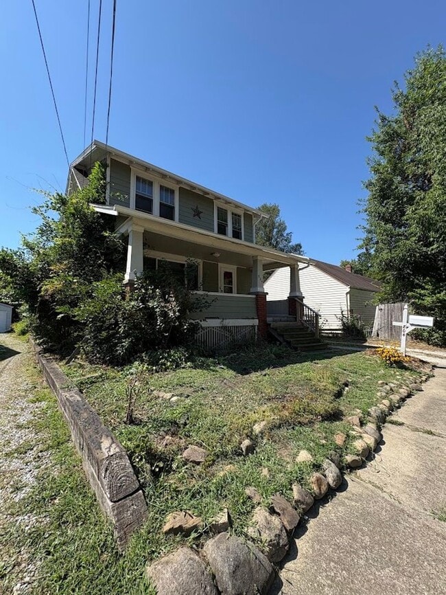 Building Photo - Three bedroom one bathroom home for rent
