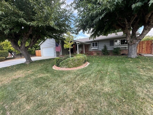 Building Photo - Gorgeous Updated 3 Bedroom in the heart of... Rental