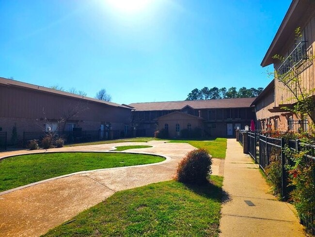 Building Photo - 2 Bedroom 1.5 Bath Apt at the Monterey Square Apts NW OKC