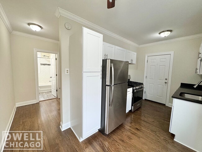 Photo - 3825 N Greenview Ave