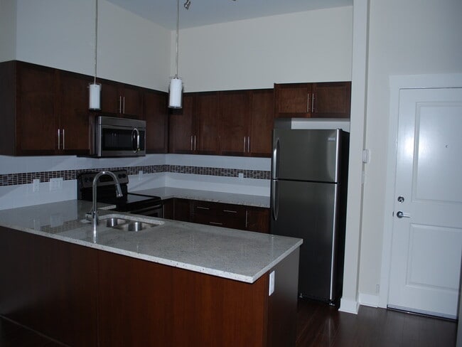 Photo - 662-662 Goldstream Ave