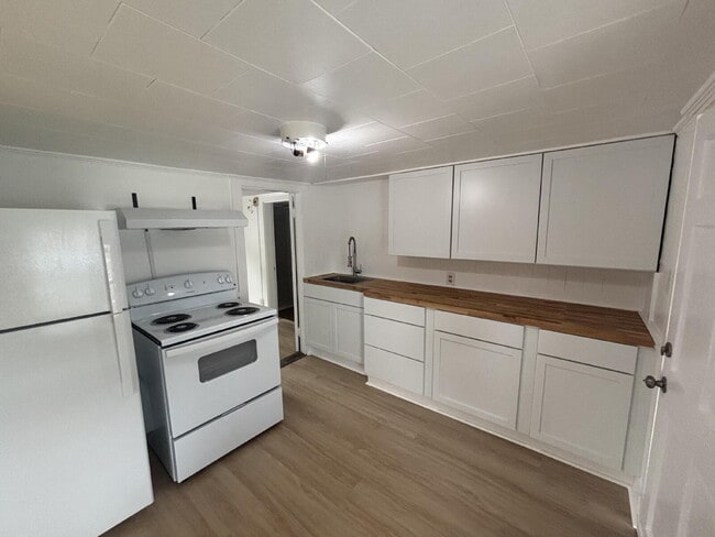Photo - Completely Renovated 1-Bedroom + Bonus Room — Walk Everywhere in Brunswick! Unit 1