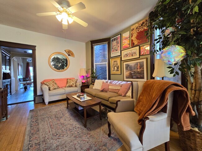 Photo - 1038 W Roscoe St Apartments
