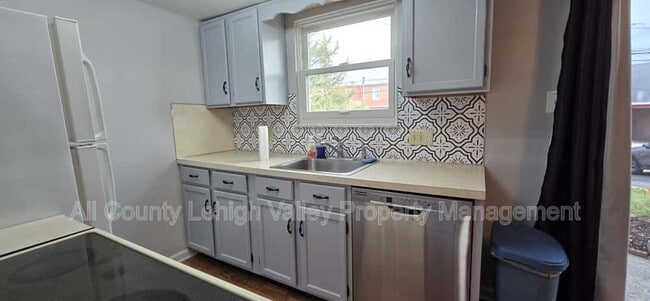 Building Photo - 405 S St George St